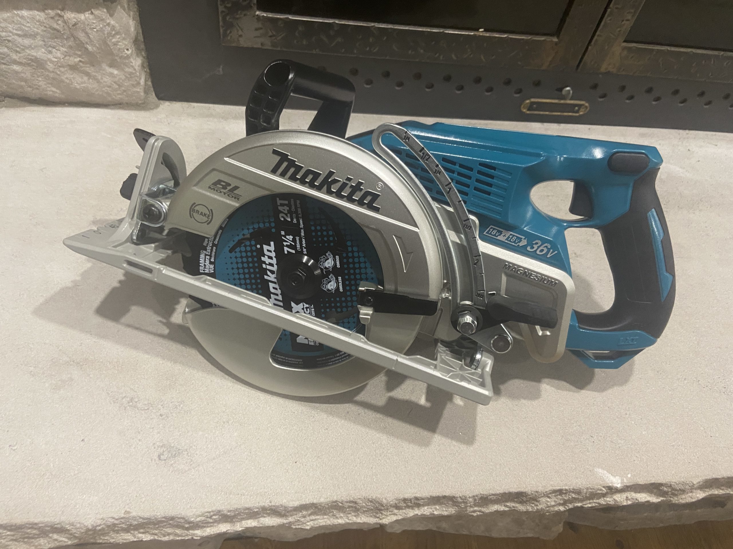 Best Makita XSR01 ReviewCordless Rear Handle Circular Saw?